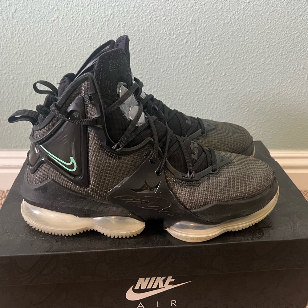 Nike Lebron XIX 19 "Black Green Glow" Mens
Basketball Shoes CZ0203-003